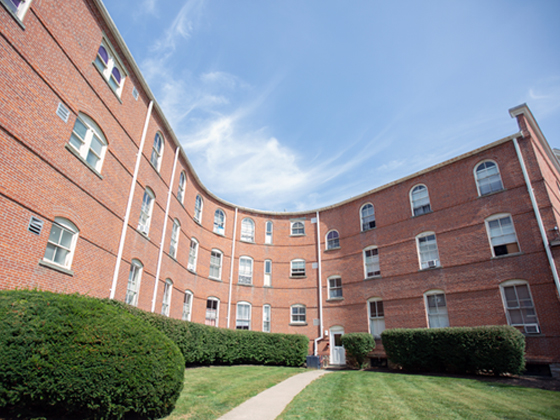 5_Student-Life_Campus-Housing_Reeves_Exterior_FC_JN-0849