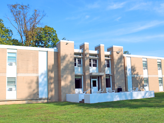 5_Student-Life_Campus-Housing_Anderson_Exterior_FC_MH-9534